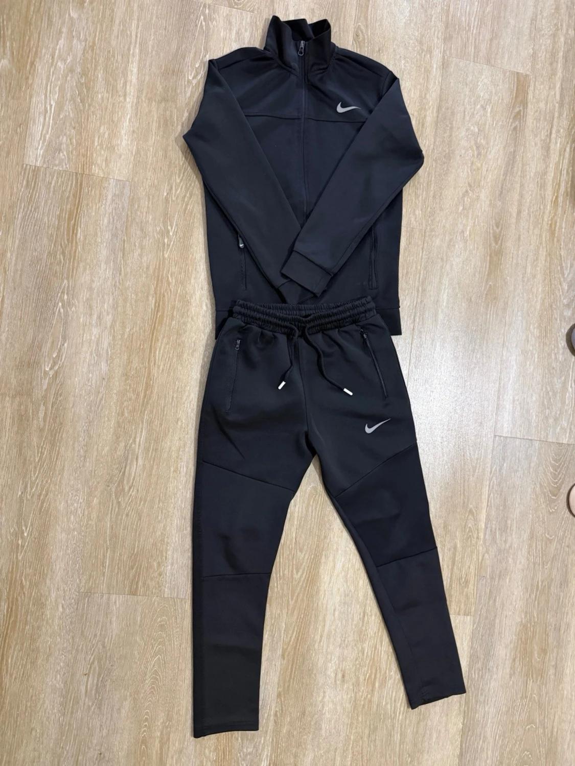 Svart Nike träningsset med zip