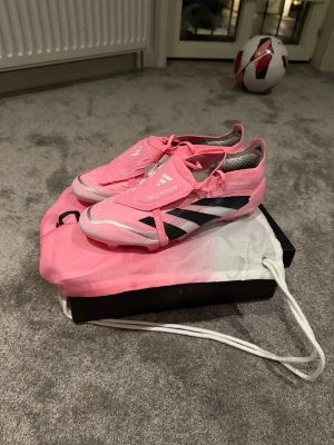 Fotbollsskor Adidas predator Elite  - Snygga fotbollsskor från Adidas i en fräsch rosa färg med svarta och vita detaljer. Skorna är i väldigt bra skick. Skriv om ni är intresserade 😊