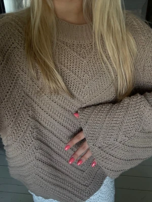 Beige oversized stickad tröja - Mysig beige stickad tröja med oversized passform och breda ärmar. Tröjan är ifrån Lindex och är i storlek M, använd ett fåtal gånger