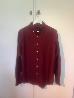 Massimo Dutti- Skjorta - Hej! Säljer nu denna riktigt snygga skjortan. Sitter bra och har en snygg unik färg. Storlek medium. I princip som ny. Hör av er vid funderingar!  #ralphlauren #morris #skjorta #linneskjorta #vinröd