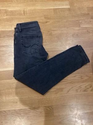 Svarta slim Glenn Jack and Jones jeans  - Svarta jeans som är väldigt sköna och snygga. Enda problemet är att bakre lappen inte helt sitter fast men utom det är det i väldigt bra skick.
