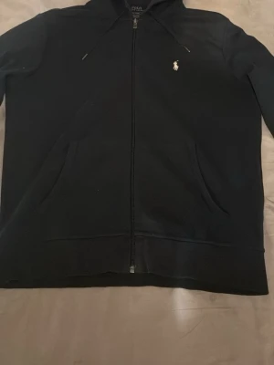 Ralph Lauren zip hoddie  - Säljer min Ralph lauren zip hoddie har inte använt den på länge så har ingen behov för den har haft den drygt 1 och ett halvt år det är storlek M men passar S och kvitto finns!!