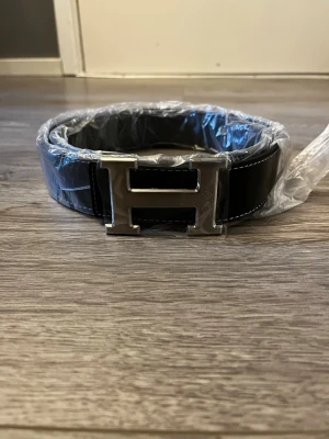 H bälte - 🖤 Exklusivt Svart Bälte 🖤  ✅ Elegant och stilren design ✨ ✅ Högkvalitativt läderliknande material 🖤 ✅ Silverfärgat spänne för en lyxig look 🔥 ✅ Passar både vardag och fest 👔 ✅ Helt nytt och skyddsplasten sitter kvar 📦  ✨ Ett tidlöst bälte som lyfter vilken outfit som helst. Perfekt för dig som vill ha en stilren och exklusiv accessoar med modern design.