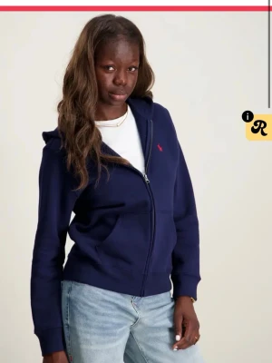 Polo Ralph Lauren zip hoddie - Säljer nu min mörkblåa zip hoddie med röd häst, den är lite urtvättad skriv för egna bilder så fixar jag det