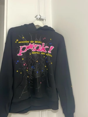 Sp5der hoodie  - Sp5der hoodie köpte den för 1199 kr o den va för för  mig den är s o ja har M