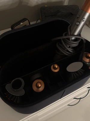 Dyson Airwrap  - Säljer en Dyson Airwrap, förpackningen är blå och den ska jag tvätta en gång till innan den säljs. Denna köptes för 6500 tusen 2023. Men har inte använt på något år då den började krångla med att blåsa. Jag har rensat den nu och den startar men förr blinkade den både vitt och rött som jag nu försökt motverka.💗