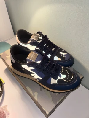 Valentino Rockrunner Camo - Snygga sneakers från Valentino Garavani! Skick 9/10  Allt og medföljer! (Box, dustbag, snören) Nypris 8000, mitt pris 2199 men ej hugget i sten!