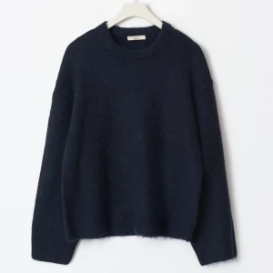 Mörkblå stickad tröja från Gina  - Säljer en mörkblå stickad tröja  från Gina! Säljer eftersom den inte kommer till använd. Ny pris 399kr