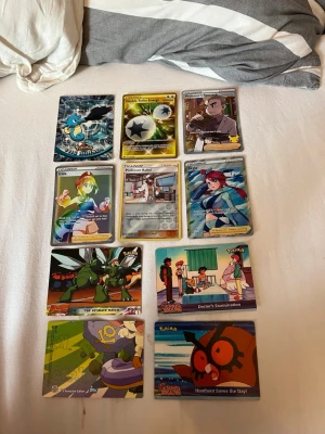 Samling Pokémonkort och samlarkort - Säljer en blandad samling Pokémonkort och samlarkort med olika motiv och karaktärer. Korten har färgstarka illustrationer och inkluderar både tränare, energi och Pokémon. Perfekt för dig som gillar att samla eller spela Pokémon TCG.