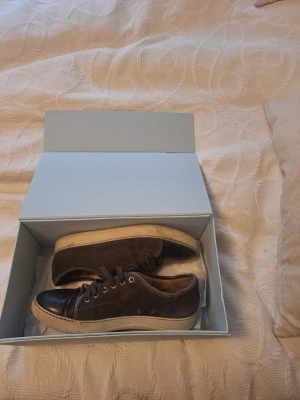 Lanvins storlek 43-44 - Tjena! Ett par skit feta lanvins i elephant grey köpta på care of carl som är perfekta nu när hösten närmar sig. De är i storlek uk-9 som motsvarar 43-44. De är i bra skick och används varsamt. Nypris ligger på 5000 så du fär en fin deal. Där är inga defekter och har även fixat till skosnörena som man ser på bilderna. Du får med box som de kom i. Hör av dig vid minsta fråga och jag skickar dagen de köps!