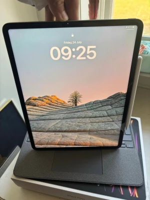 Ipad Pro 13 inch M2 (2022) 256GB Rymdgrå - Säljer min iPad Pro 12,9" M2 (2022) 256 GB Wi-Fi tillsammans med Magic Keyboard och Apple Pencil (2:a generationen).  Ipaden fungerar perfekt och allt är i mycket fint skick. Det enda att anmärka på är att det nuvarande skärmskyddet har några sprickor. Själva skärmen under är felfri – det är bara att ta bort och sätta på ett nytt skärmskydd.  Det som ingår:  iPad Pro 12,9" M2 (2022) 256 GB Wi-Fi  Magic Keyboard  Apple Pencil (2:a generationen)  Allt fungerar som det ska utan några problem.  Jag 