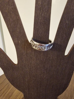 Ring roterbar silverfärg - Ring punk-stil stressavlastande rostfritt stål. Roterbar kedjekedja. Storlek 11. Diameter 20,6 mm.