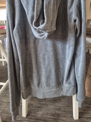 Grå zip-hoodie med huva XS - Säljer en enkel och stilren grå zip-hoodie i storlek XS. Hoodien har dragkedja framtill, långa ärmar och en skön huva. Perfekt för chill dagar eller när du vill ha något bekvämt och basic. Materialet känns mjukt och följsamt.