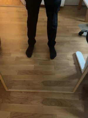 Jack and Jones kostymbyxor - Säljer ett par stilrena svarta kostymbyxor med rak passform. Byxorna har klassisk midja och pressveck längs benen för en clean look. Byxorna är i storleken 28/32. Använda 1 gång