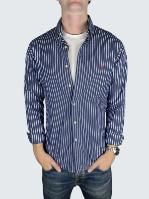Ralph Lauren Skjorta - Skick: 9/10. | Ingår: endast skjortan. | Nypris: +- 2000 SEK. | Givetvis äkta! Hör av er vid frågor. | Modellen är 183cm och väger 70 kg.