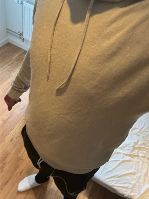 Stickad hoodie - Beige stickad hoodie storlek m.