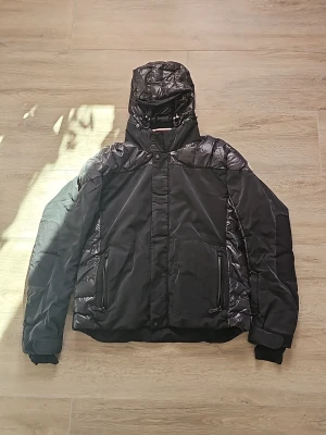 Moncler skidjacka - Svart moncler skidjacka, köpt på vestiaire men var tyvärr aning för liten för mig, väldigt bra skick för att vara åt det äldre hållet, finns balaclava och luvan är avtagbar, ca mått: Bröst: 60-63cm, längd 70-72cm, skriv om du undrar något! (Taggad 3XL men sitter åt XL hållet) Tar emot priserbjudanden också