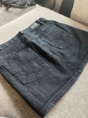 Svart jeanskjol  - Svart jeanskjol med detaljerade fickor. Kjolen är ifrån Vila och är i storlek S, skriv för mer info!❤️