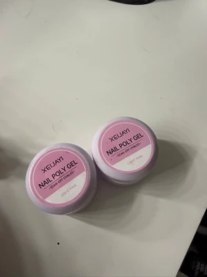 Xejayi Nail Poly Gel Light Pink - Säljer två nagel geler från shein den ena är öppnad men inte använd och den andra helt ny💕💕