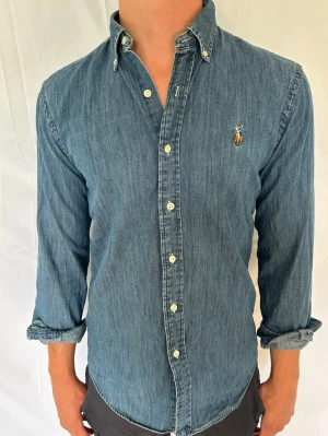 Ralph Lauren Jeans skjorta  - Säljer denna tvärfeta jeans skjortan ifrån Ralph Lauren. Modellen är ca 180 cm lång och väger 73 kg. Tveka inte på att kontakta mig vid minsta fundering🙌