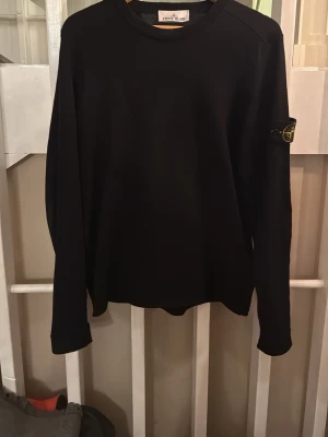Stone Island tröja  - Säljer en sweatshirt i ny skick från Stone Island, nypris 3 399 kr! Storlek S! Tröjans passform är som vanlig i storlek! Hör av dig vid funderingar! 