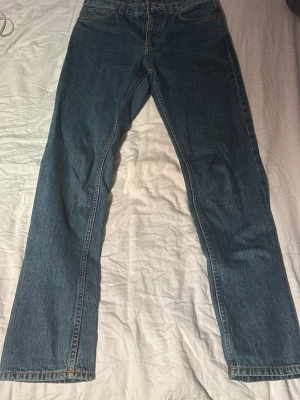 Nudie Jeans - Säljer ett par Nudie Jeans i storlek 30/32. Modellen är en Steady Eddie ii Friendly Blue. Modellen säljs inte längre och det är en väldigt fin blå färg på den, passar till allt! 