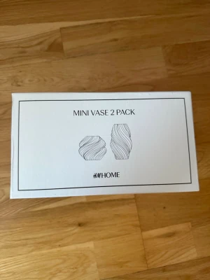 Gröna minivasar 2-pack H&M Home - Säljer ett 2-pack minivasar från H&M Home i en snygg grön färg. Vaserna har en modern, vriden form och är tillverkade i keramik. Perfekta som dekoration till små blommor eller som inredningsdetalj i hemmet. Helt nya och oanvända 