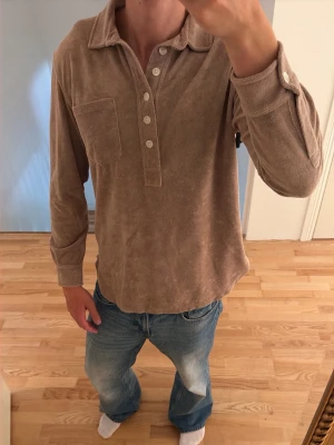 Skjorta  - Säljer en beige långärmad skjorta i frotté, size medium och har aldrig använts utan endast testad nu för bilderna köptes på en popup butik i Gotland för 2 år sedan.