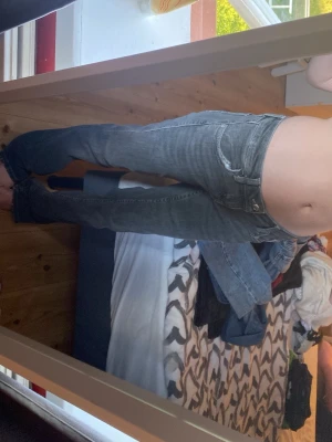 gråsvarta bootcut jeans  - säljer ett par gråsvarta bootcut jeans med snygga kontrastsömmar och detaljer. jeansen har en låg midja:)