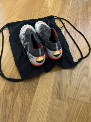 Puma future ultimate  - Säljer mina Puma future ultimated med någon slags limited edition som jag inte kommer ihåg vilken det var. Köpte dom från unisport och ska försöka leta upp kvitto eller något slags liknande. Köpte dessa för ungefär lite mer än ett år sedan och han aldrig använda dom helt pågrund av att jag slutade i fotboll. Finns en kartong också som jag inte hitter just nu men ska leta efter. Påsen är även sliten pågrund av att jag tvättade den en gång så gick texten sönder lite. Hör av er om frågor och pris!