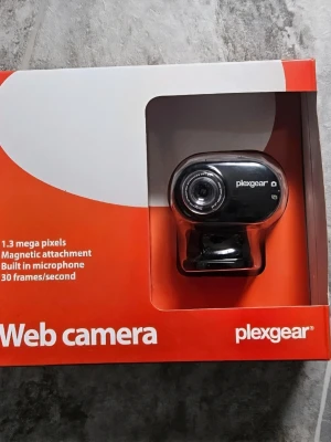 Webbkamera nytt I förpackningen (oanvänt) ej prisförslag - Helt nytt i förpackningen.  Full hd. Inbyggd mikrofon  Passar till alla bärbar dator eller stationär dator  Perfekt till steam. Led belysning  Högt upplösning.  Passar till alla skärmen  Går ochså Stånde.