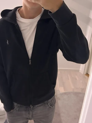 Ralph Lauren hoodie  - Säljer en svart Ralph Lauren zip hoodie i storlek S.