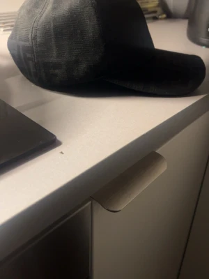 Fendi keps  - Säljer en svart keps med diskret mönster i tyget. Klassisk böjd skärm och knapp på toppen. Kepsen har en stilren och modern look, perfekt för att lyfta din outfit. Materialet ser ut att vara bomull eller polyesterblandning.
