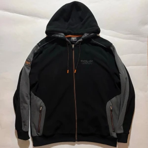 Everlast Hoodie - Everlast hoodie, grå, svart och orange. Skick enligt bilder. Några trådar lösa här och där men inget mer märkbart  Skicka ett meddelande om du har frågor eller vill se fler bilder 