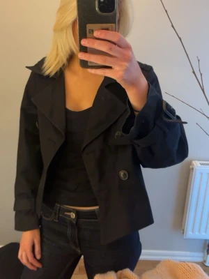 Trenchcoat  - Svart trenchcoat från hm i bra skick! Köptes ppp plick men säljer vidare🖤