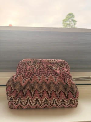 Trendig Becksöndergaard clutch väska (intressekoll) - Säljer min becksöndergaard väska då den knappt används längre! Använd ett antal gånger och är lite smutsig på insidan (se sista bilden) men i övrigt inga defekter på utsidan. Äkta!💕