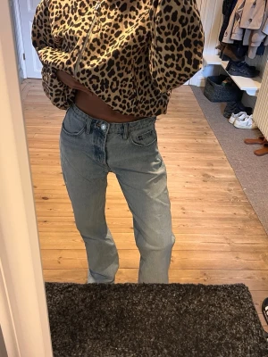 Ljusblå raka baggy jeans - Säljer ett par ljusblå jeans. Köptes för 549. Säljer för 100 kronor. 