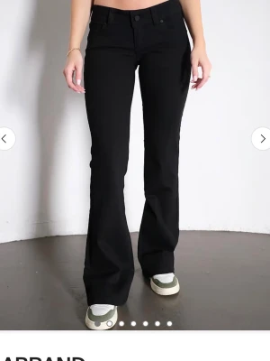 Low waist ABRAND jeans  - Säljer dessa jeans i modellen ”Abrand 00 super low kick tall nellie black”. Köpte det på Vinted men hon innan hade endast använt de ett fåtal gånger. Säljer vidare då de inte passade mig. De är i storlek 27 och är långa på mig som är 175. Har fortfarande kvar en doft från produktion men som brukar försvinna. 