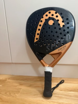 Padelracket Head Speed Motion 2023 - Head Speed Motion 2023 – Mycket fint skick  Säljer ett Head Speed Motion 2023 padelracket i mycket fint skick. Racket är endast sparsamt använt och har inga större skador. Det finns några mindre kosmetiska repor från normalt användande, men de påverkar varken prestanda eller spelkänsla. .  Skick:  * Smått använd 