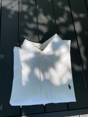 Ralph Lauren skjorta - Säljer en vit Polo Ralph Lauren skjorta. Storlek S och har väldigt bra passform. Hör av dig vid frågor och funderingar🙌⚜️ Säljer just nu många skjortor på min profil. Vid köp av flera varor blir det mycket bättre pris.