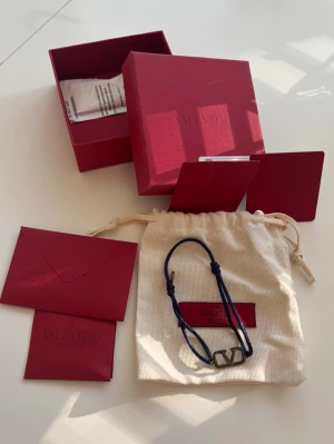 Valentino blå armband med logga - Snyggt armband från Valentino. 250kr för endast armbandet! 