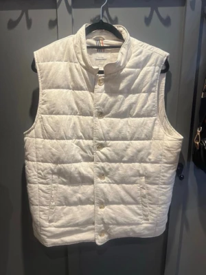 Linneväst från Dressmann - Hej, säljer nu en fin och eftertraktad linneväst från dressmann. Västen är i storlek M och är i gott skick. Skriv vid fler funderingar!