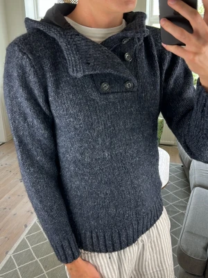 Stickad Hoodie/Cardigan mörkblå  - Unik och stilren! Mått: A:50 B:49 C:45 D:62 (cm) Skriv vid fundering!😇🙌