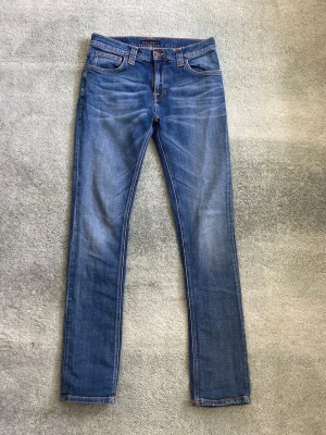 Nudie jeans tube tom - Ett par riktigt schyssta blåa tube tom Nudie jeans i storlek 31/32. Han på bilden är 179. Fint skick, inga defekter. Har du några frågor? Fråga på