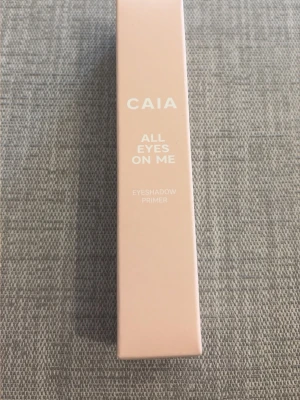 All eyes is me Caia  - Säljer all eyes on me, ögonskuggsprimer från Caia. Aldrig använd och förpackningen är obruten. Nypris 245❤️