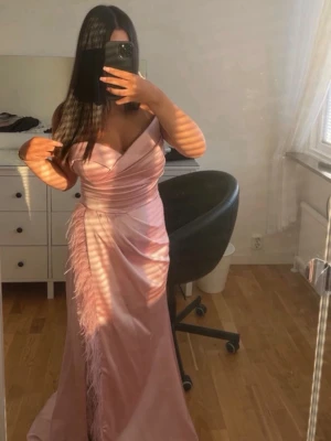 Snygg festklänning  - Använd en gång. Nypris 2500kr. 