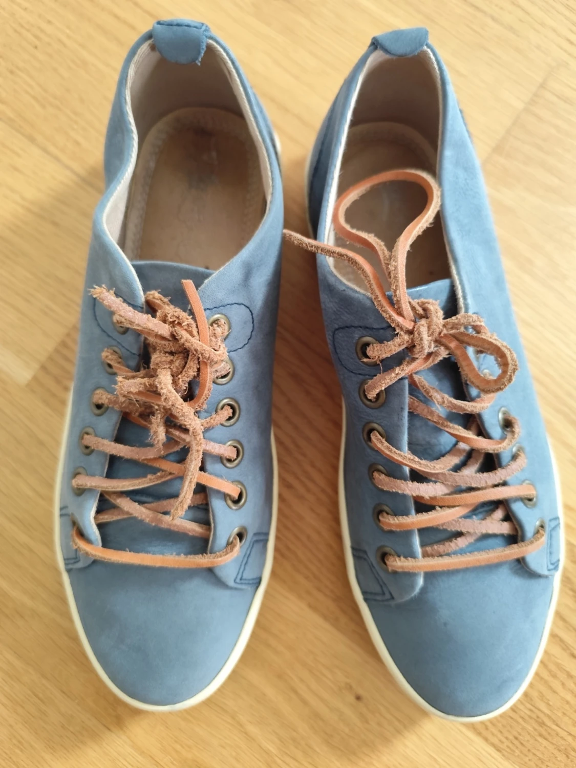 Blå sneakers med bruna skosnören - 1