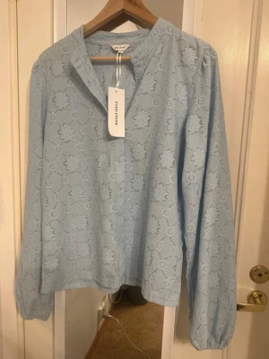 Blus från bubbleroom  - Blå blus från bubbelroom i M. Aldrig använd, endast provad. 