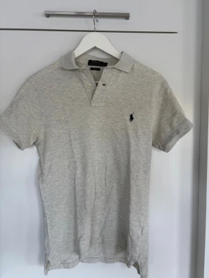 Ralph Lauren Pike - Ljusbeige piké från Ralph lauren i ny skick! Storlek:S Pris:499