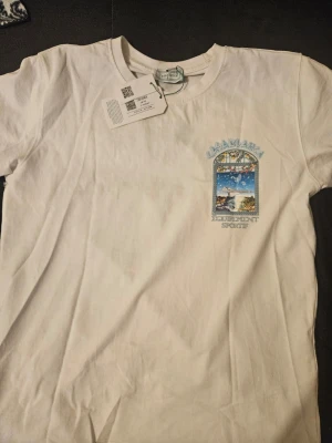 Vit t-shirt med tryck från Casablanca - Vit t-shirt från Casablanca original priset runt 4200 tycker fen sitter dåligt på mig använda ungefär 5-10 gånger inga defekter Eller fläckar som ny kom med frågor och bud pris kan alltid diskuteras via snabba köp